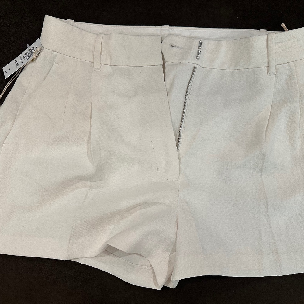 Never worn Wilfred (from Aritzia) Effortless 3” Short